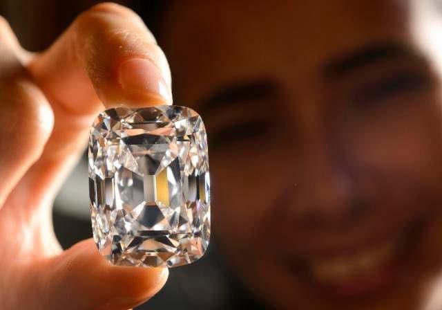 #News 🔎 El diamante con mejor calidad y color con talla antigua, el diamante Archiduque José. 
.
.
.
#News 🔎 The diamond with the best quality and color with old cut, the Archduke José diamond.

📝 Redacted by Isabella Seijo 
📸 South China Morning Post 
📸 Yahoo Finance
