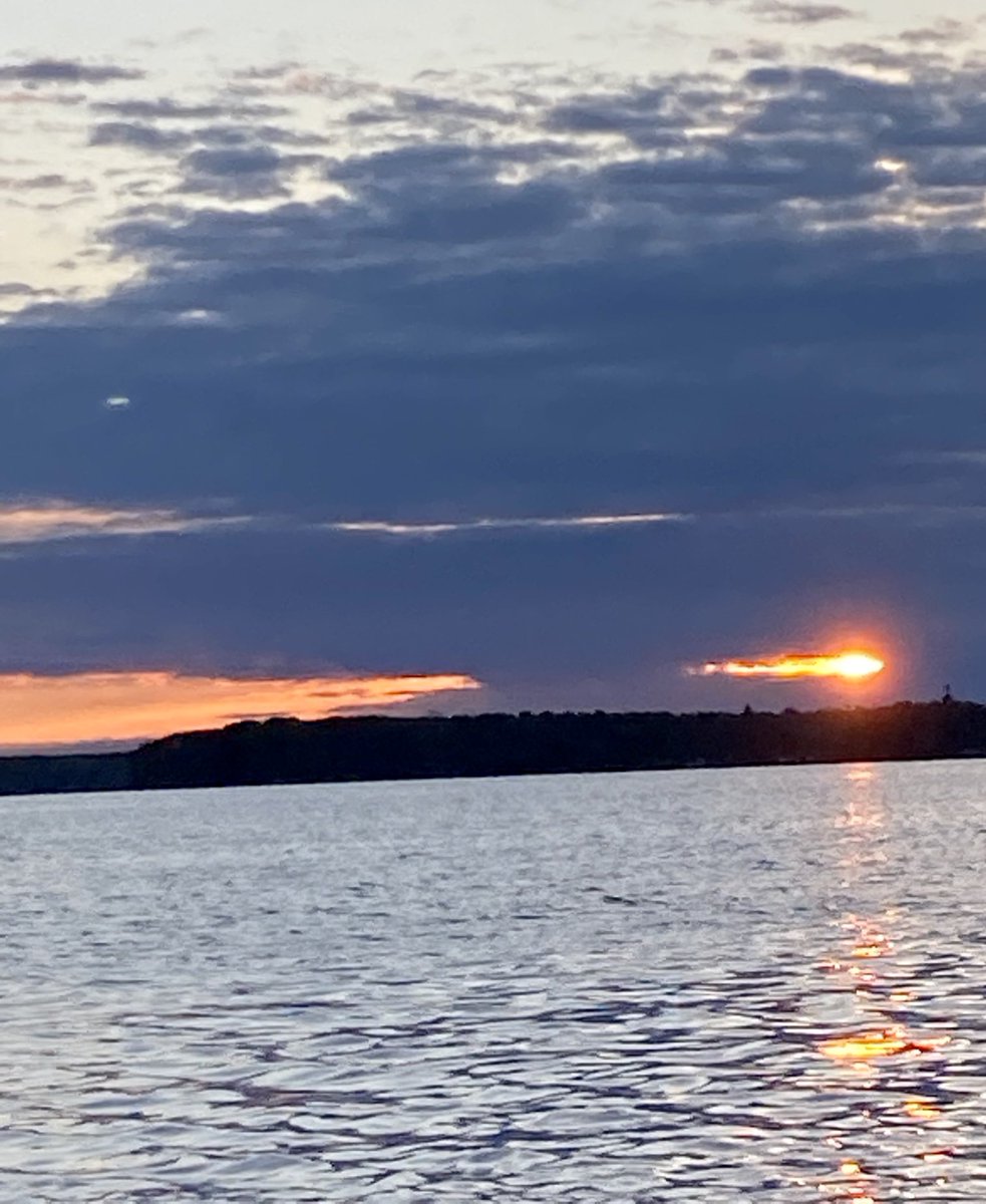 jarnett34's tweet photo. Hard to beat….#lakevacay22 #4of8 #lakesunset https://t.co/phfdBrCe1y