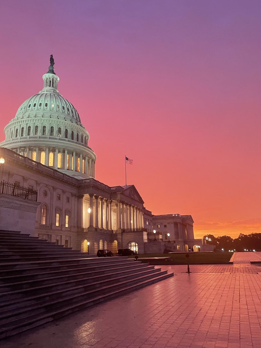 AlliePolaski's tweet image. The ✨most insane✨ sunset tonight, amidst the rain and lightning.