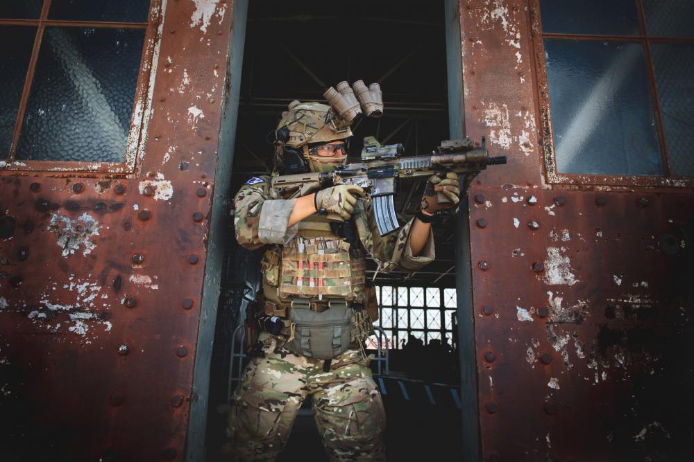 RimofthePacific's tweet photo. Personnel from the German Maritime Interdiction Operations Company, Indian Marine Commando Special Operations Forces &amp; Republic of Korea SEAL conducted Visit, Board, Search &amp; Seizure training during #RIMPAC2022🇩🇪🇮🇳🇰🇷
#CapableAdapativePartners #AlliesAndPartners #NavyPartnerships https://t.co/4luAnFUPSu