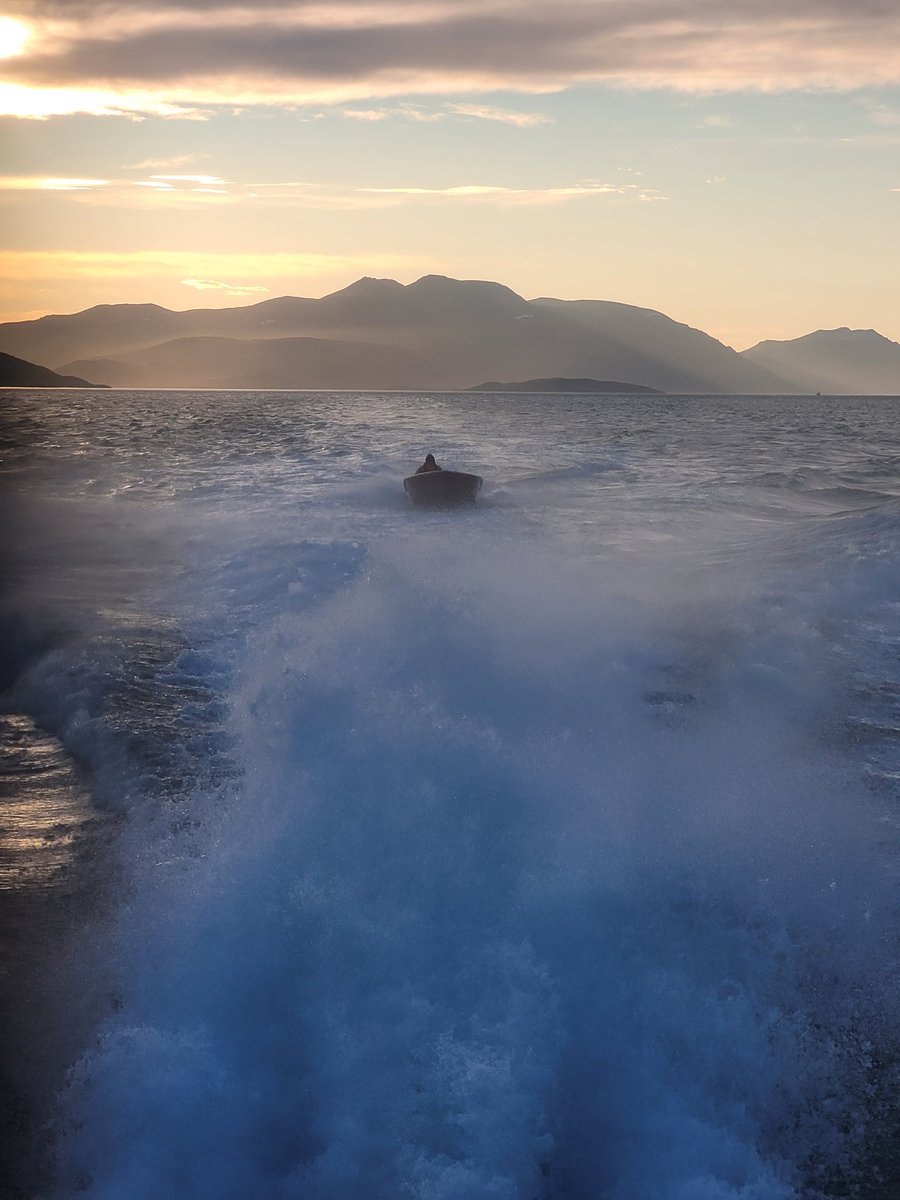 NSSR's tweet photo. #Tromsø #RS152 bistår ungdom med å komme seg trygt i havn. https://t.co/nPhtyPmlnj