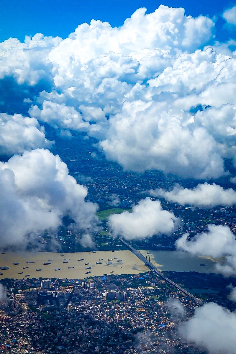 shotsbynavin's tweet photo. Shadows of large clouds on Vidyasagar Setu and Hooghly river
Date of image : 10th July 2022
Date of posting : 13th July 2022
Samsung S22 Ultra mobile camera
Onboard @IndiGo6E
Flight from Kolkata to Pune (via Indore).
@AP_Magazine #clouds #Kolkata #calcutta #flightpics https://t.co/cSNNARDl31