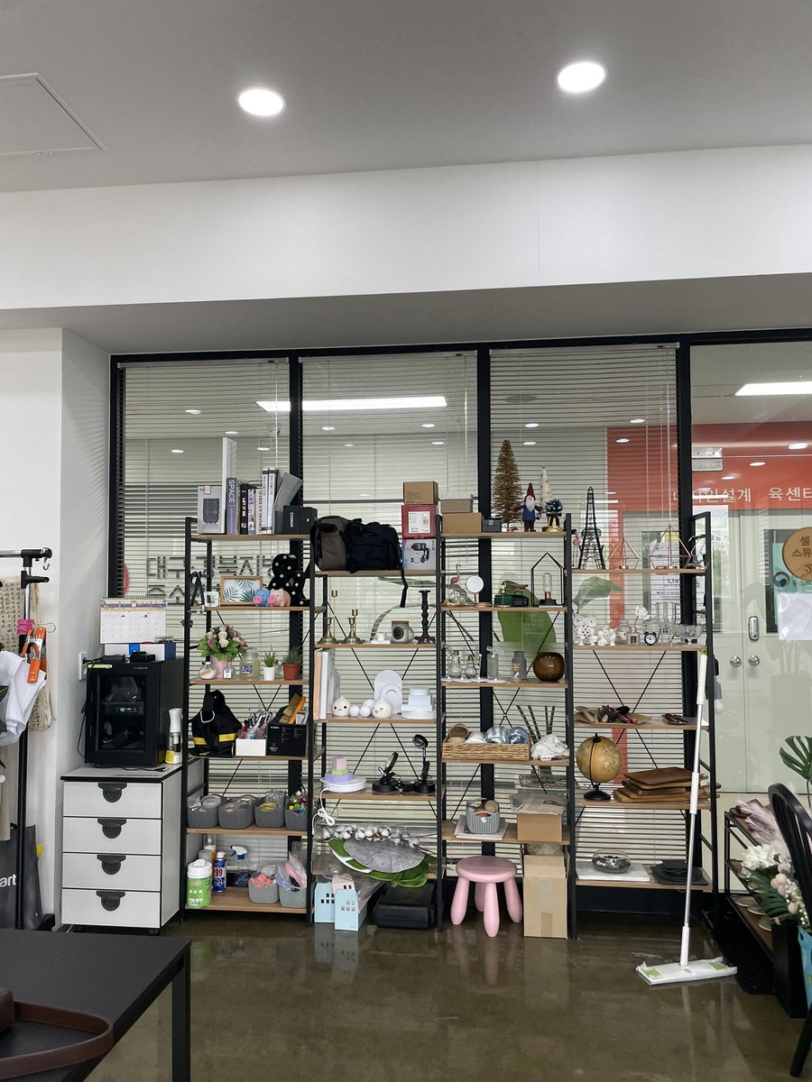 deepcaffeine's tweet photo. 사업 시작하구 제품 ��진 찍어야하는데 비용때문에 고민이된다면 <중소벤처기업청>에서 운영 하는 셀프스튜디오를 이용해보세요. 각 지역에서 운영하고 있고 날짜랑 시간 지정해서 신청하면 됩니다(사업자 번호 있어야 함!) 
카메라, 조명, 소품까지 구비되어있어서 촬영할 제품과 usb만 가져오면 끝!! https://t.co/jQsauvbWcP