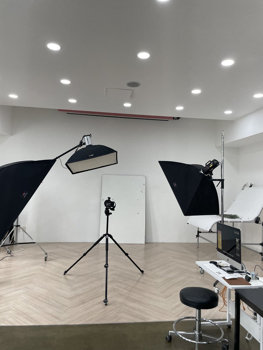deepcaffeine's tweet photo. 사업 시작하구 제품 ��진 찍어야하는데 비용때문에 고민이된다면 <중소벤처기업청>에서 운영 하는 셀프스튜디오를 이용해보세요. 각 지역에서 운영하고 있고 날짜랑 시간 지정해서 신청하면 됩니다(사업자 번호 있어야 함!) 
카메라, 조명, 소품까지 구비되어있어서 촬영할 제품과 usb만 가져오면 끝!! https://t.co/jQsauvbWcP