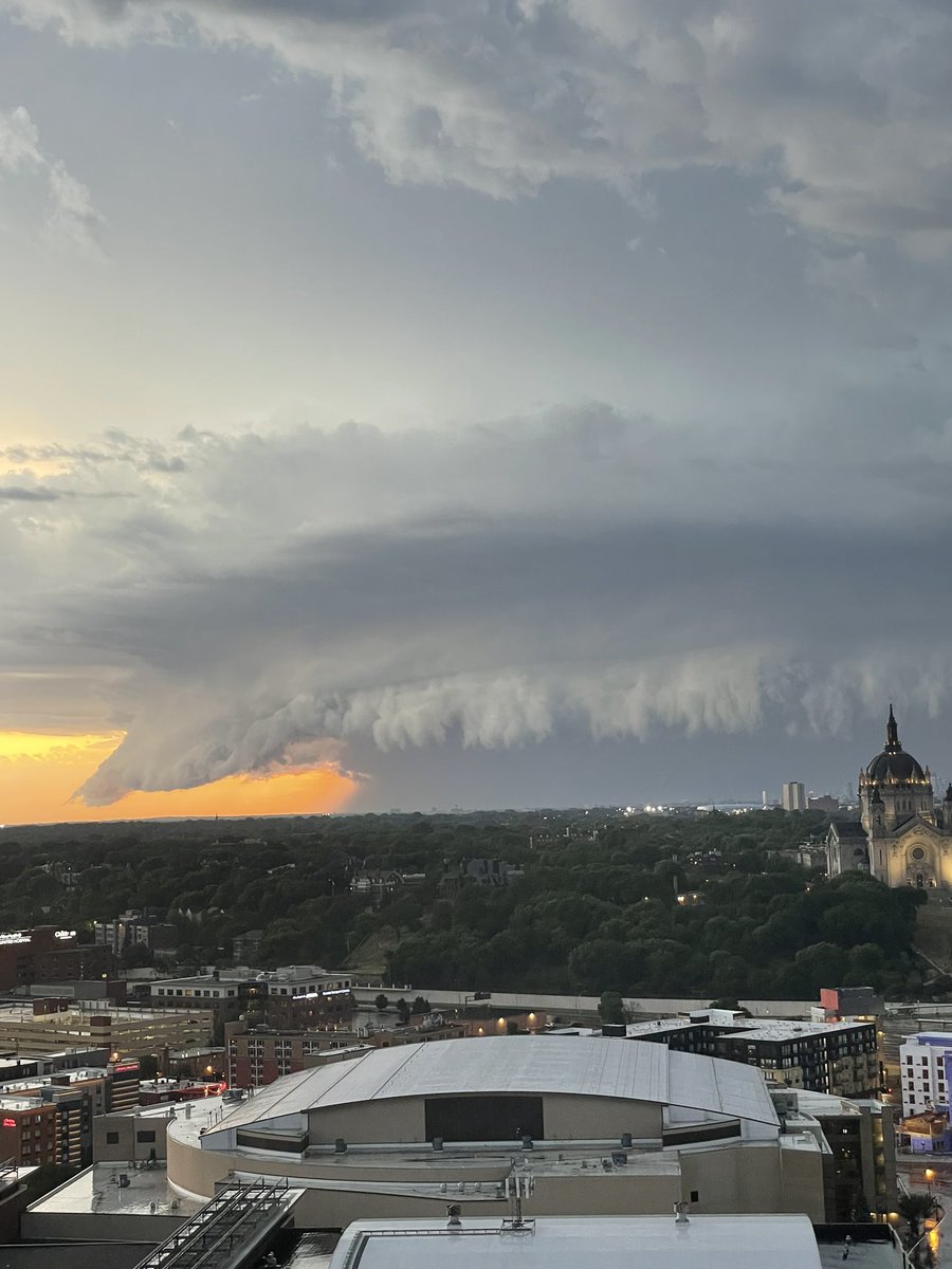 dblaiser's tweet photo. @BelindaKARE11 view of shelf cloud from St Paul https://t.co/jj7uWuJbpe