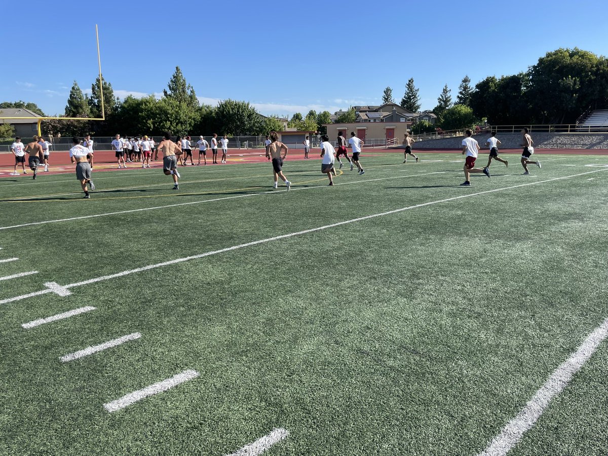 lhslionsfb's tweet photo. ☀️ Daily Grind in the 🌽 Brentwood sun! #corncountry https://t.co/mmndhlSmhF