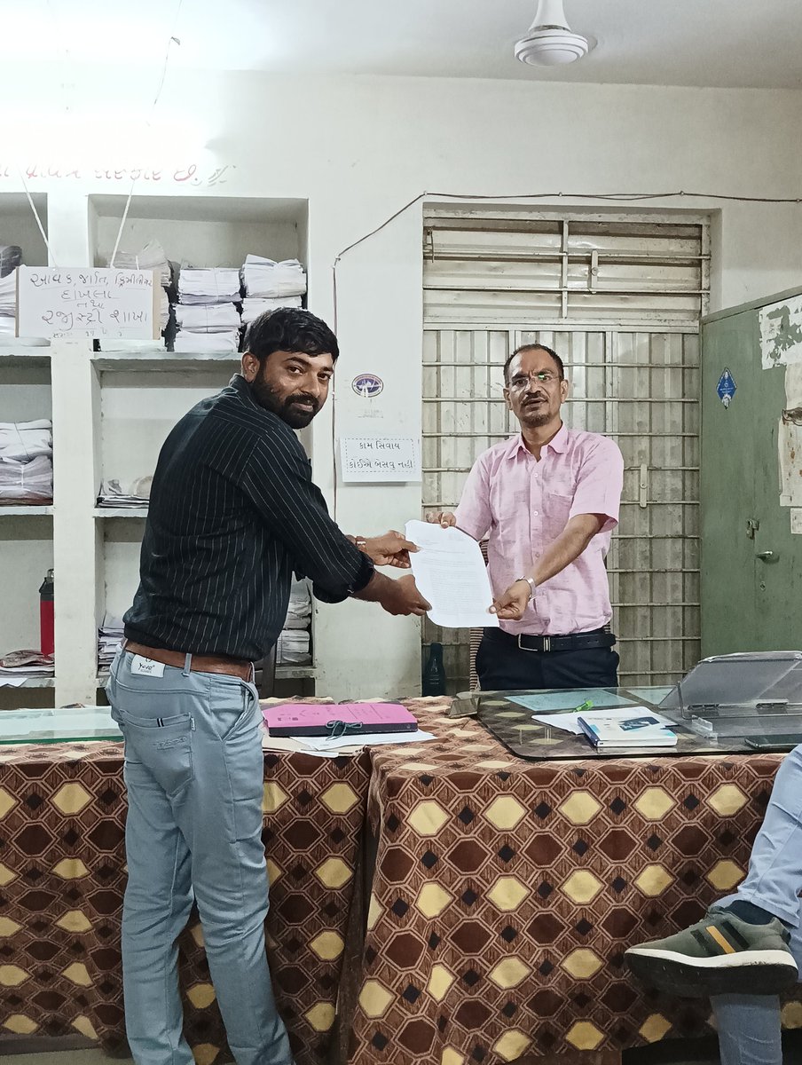 yadavhiren3's tweet photo. આજરોજ જી.એલ.પી.સી.ગાંધીનગર ના કર્મચારીઓ દ્વારા વિવિધ પડતર માગણીઓ માટે તાલુકા કક્ષાએ આવેદન આપવામાં આવ્યું @GlpcEU @brijeshmeja1 @CMOGuj https://t.co/CUkT52czux