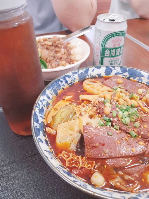 中華フードコートで、291章で出てきた酸梅湯を初めて飲めて大変満足です🙏喜びのあまり色んな種類の買った 