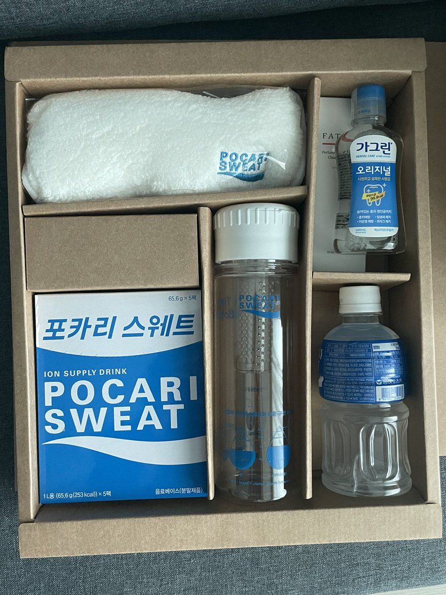 deepcaffeine's tweet image. 운동 끝내고 집왔더니 #포카리스웨트 에서 보내주신 택배가 딱..! 그.. 전에 응모했던 #일상회복데일리키트 당첨.! 목말라 미치는줄 알았는데 포카리 온더락으로 원샷 .. 
그럴일은 없어야 하지만 내일 일본 다녀와서 코로나 재확진된다면 잘 이용하겠습니다 감사합니다 😝