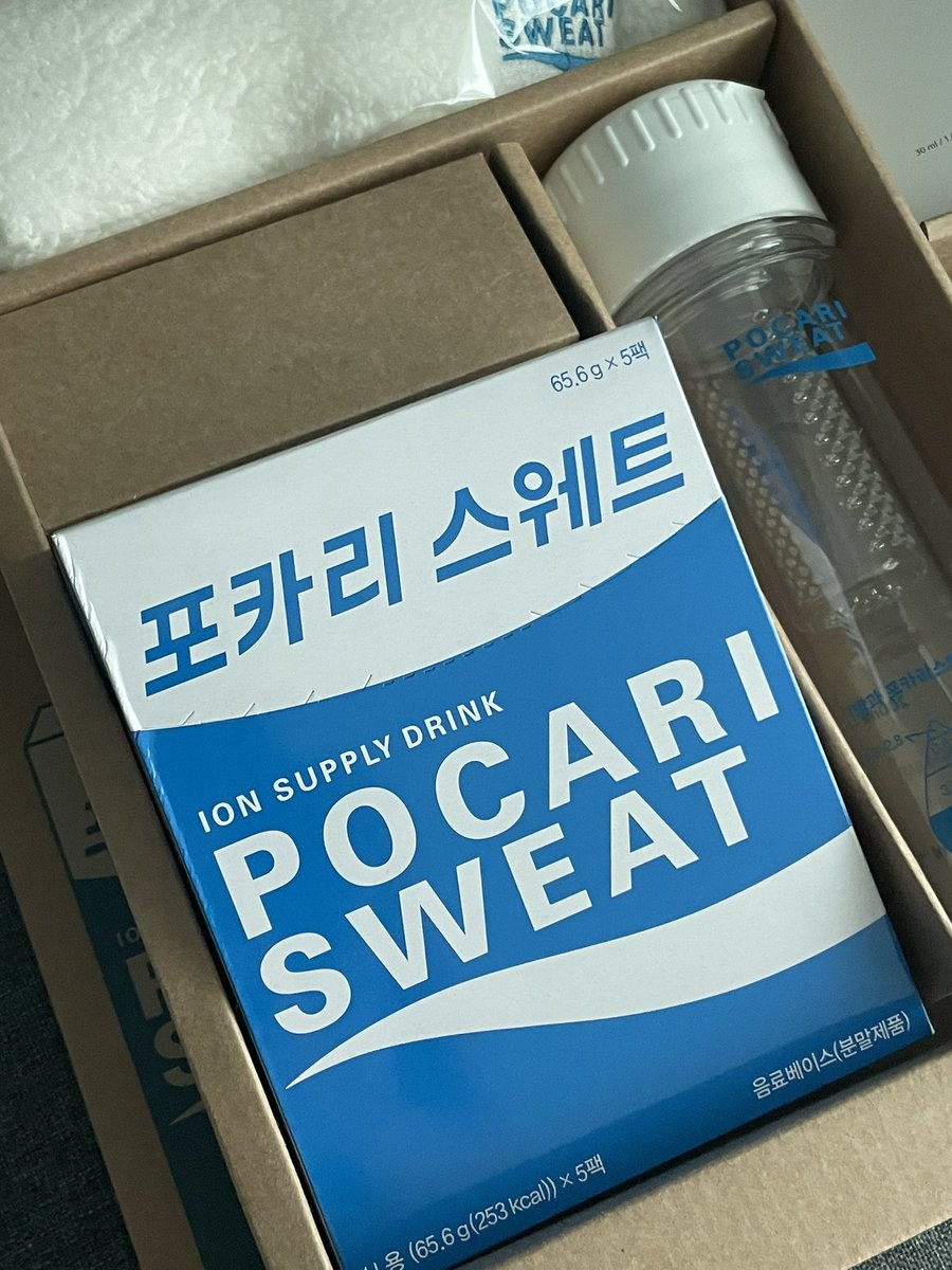 deepcaffeine's tweet image. 운동 끝내고 집왔더니 #포카리스웨트 에서 보내주신 택배가 딱..! 그.. 전에 응모했던 #일상회복데일리키트 당첨.! 목말라 미치는줄 알았는데 포카리 온더락으로 원샷 .. 
그럴일은 없어야 하지만 내일 일본 다녀와서 코로나 재확진된다면 잘 이용하겠습니다 감사합니다 😝