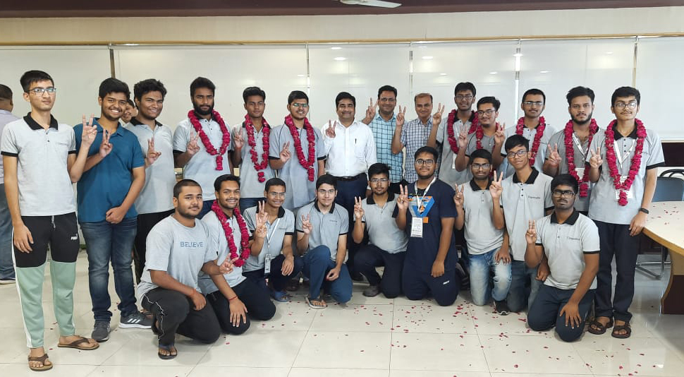 ResonanceEdu's tweet photo. JEE-Main 2022 June Session 1 Result : Top performers celebrating their success at Resonance, KOTA with RKV Sir, SPR Sir & Other Senior Faculty Members...
#resonance #resonancekota #jeemainresult #jeemainresult2022 #indiaresults #engineeringresults https://t.co/DGuVa9qkYm