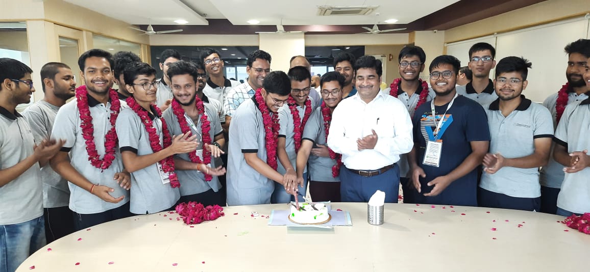 ResonanceEdu's tweet photo. JEE-Main 2022 June Session 1 Result : Top performers celebrating their success at Resonance, KOTA with RKV Sir, SPR Sir & Other Senior Faculty Members...
#resonance #resonancekota #jeemainresult #jeemainresult2022 #indiaresults #engineeringresults https://t.co/DGuVa9qkYm