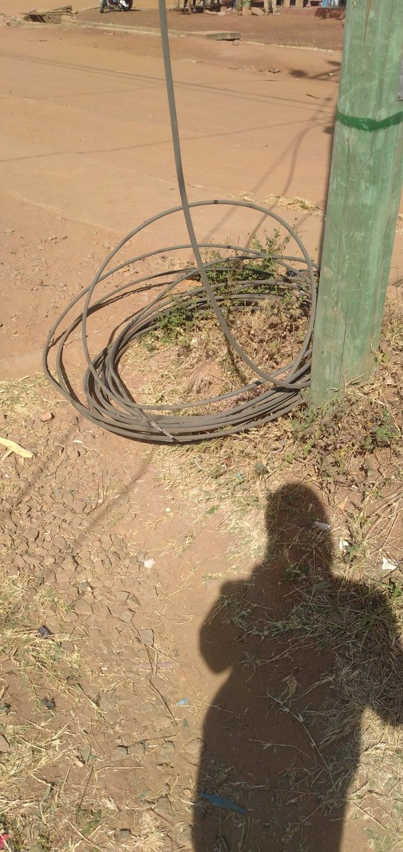 KileleSaid's tweet photo. @tanescoyetutz Asante kitengo cha emergency Kwa kutatua tatizo letu la umeme Kwa kutukatia umeme kabisa na kutulaza Giza na kutukujia waya na kutuwekea chini kwahiyo tusiwe na umeme kabisa . Nyasubi kahama Barabara ya mustapha https://t.co/MUz6zNfbcA