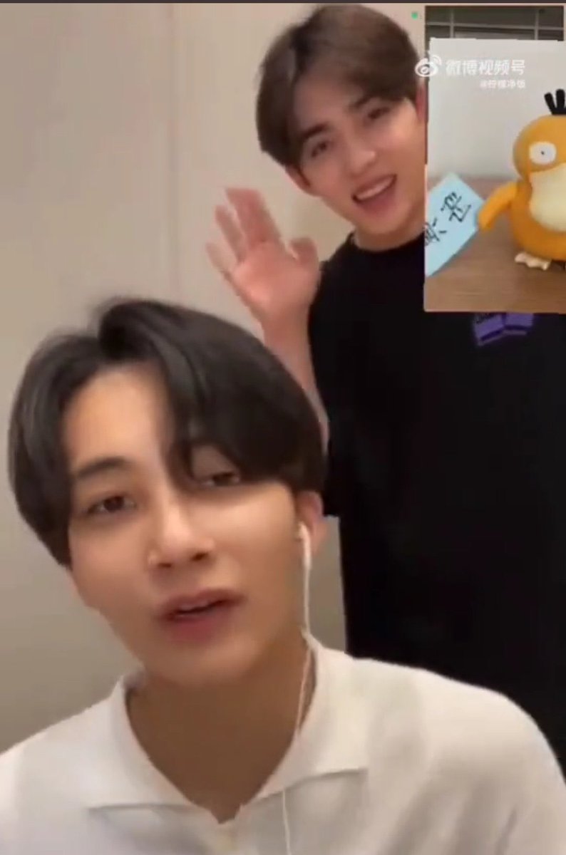 whippedforjc's tweet photo. seungcheol always peeking at jeonghan’s fansign calls https://t.co/sqSq4PCjkP