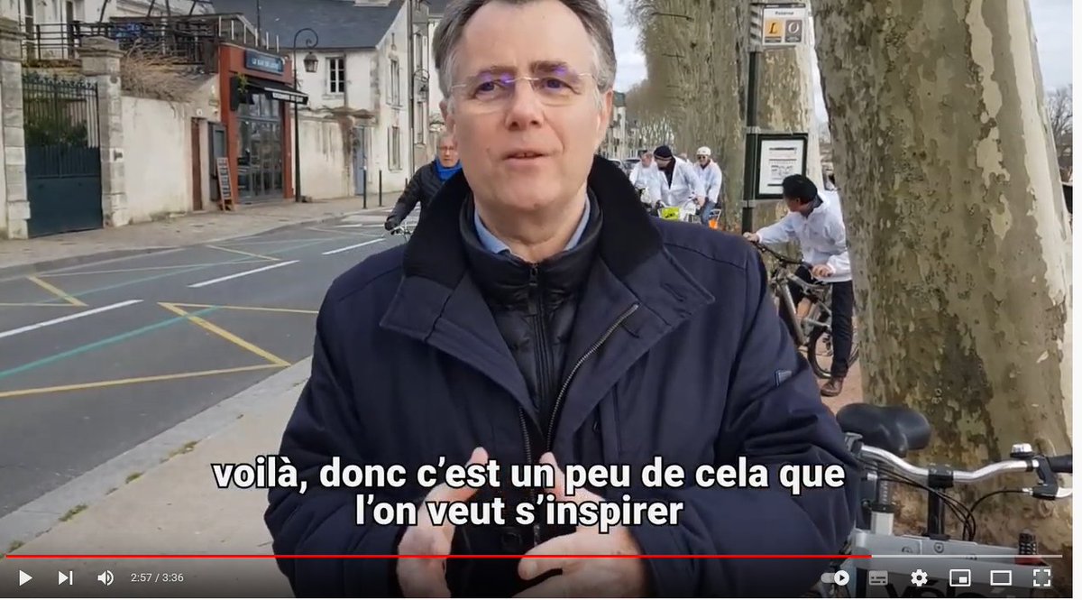 Famivelo's tweet photo. *Par pitié*, ce n'est pas de ça qu'il faut "s'inspirer pour un réseau continu de pistes cyclables sécurisées". Ce n'est pas "une belle piste cyclable qui est pratique"...

https://t.co/aWjwmLGs6X https://t.co/SGyyUFs99t