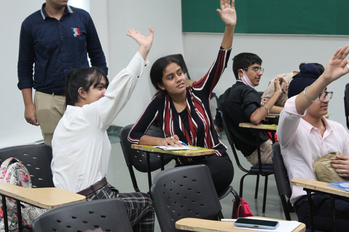 taleofhumankind's tweet photo. Here comes the most exciting part of #YouthShala: ChangeVarta, where young changemakers give hands-on experience of changemaking to the school students. We were amazed to see how children tinkered to find solutions to the diverse problems they empathized with. (Youth for Youth) https://t.co/0cbDLtVRpk