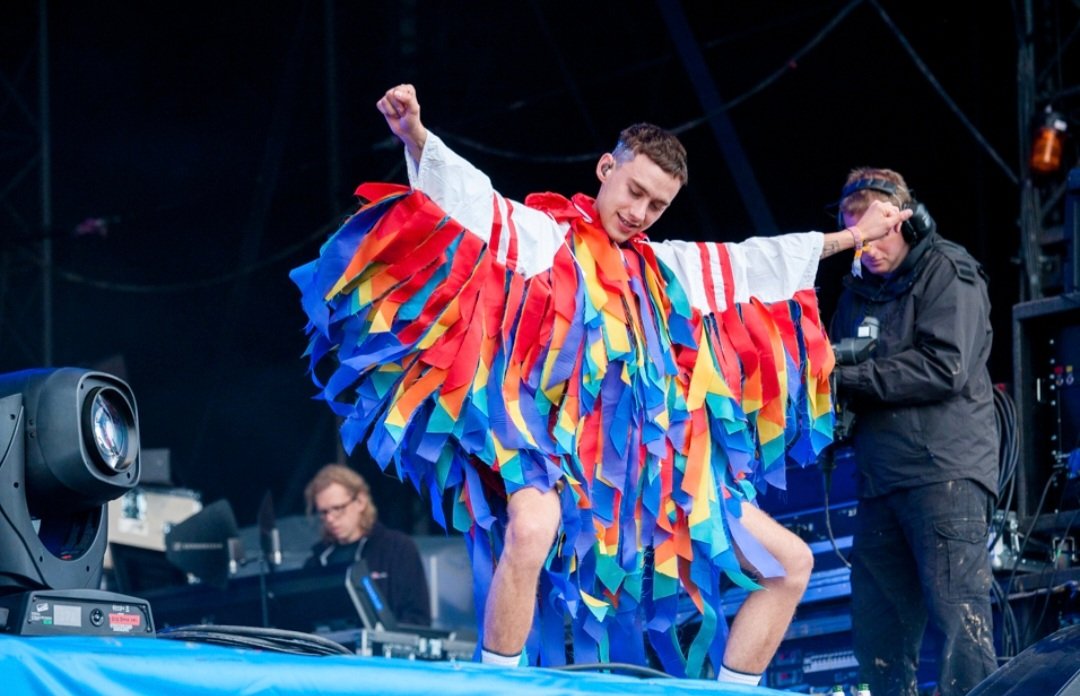 Emma_Shepley's tweet image. Lovely @CuratorMatthew getting to grips with Olly Alexander's Glasonbury rainbow outfit.

#installweek @QueerBritain
