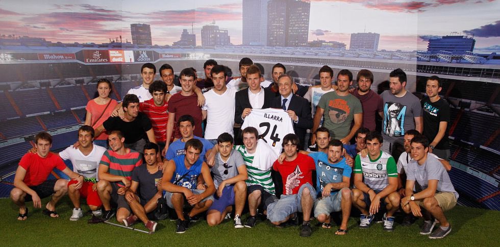 Esta mítica foto cumple hoy nueve años. 

<a href="/illarra4/">Asier Illarramendi</a> y su cuadrilla de amigos en su presentación en el Bernabéu. 

13 de julio de 2013.