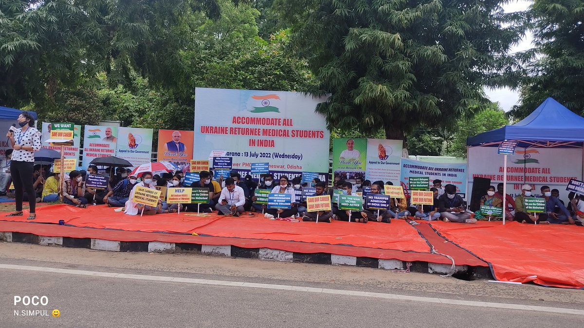 SimpulOTV's tweet photo. ଧାରଣାରେ ୟୁକ୍ରେନ ଫେରନ୍ତା ଓଡ଼ିଆ ମେଡିକାଲ ଛାତ୍ରଛାତ୍ରୀ l ଭାରତ ଭିତରେ ପଢିବା ପାଇଁ, ସୁବିଧା ସୁଯୋଗ ଯୋଗାଇ ଦେବାକୁ ଉଭୟ କେନ୍ଦ୍ର ଓ ରାଜ୍ୟ ସରକାରଙ୍କୁ ଦାବି l
#Ukraine #OdishaStudent #MedicalStudent #Odisha
@nabadasjsg @CMO_Odisha @PMOIndia @dpradhanbjp https://t.co/FBABmj4VrX