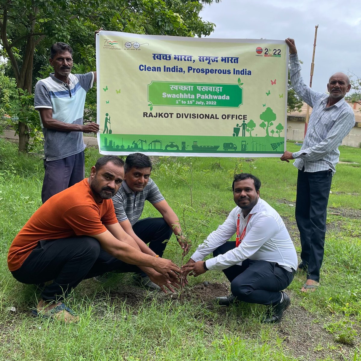 saarsar2124's tweet photo. Celebrated Swachhata Pakhawada at Fire station, Jamnagar Municipal Corporation on 13.07.2022.
Various activities such as tree sapling plantation, Pledge taking, distribution of jute bags, sanitary kits, face masks etc. conducted to raise awareness on Swachhata. https://t.co/ZjVjWdpx9j