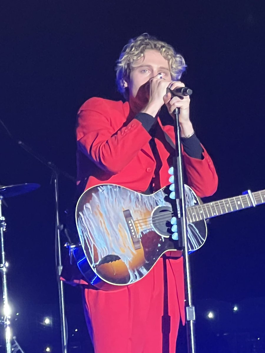 promisestmh's tweet photo. I love you with all of my heart @Luke5SOS  #TakeMyHandNY1 https://t.co/sPZUkmQYTB