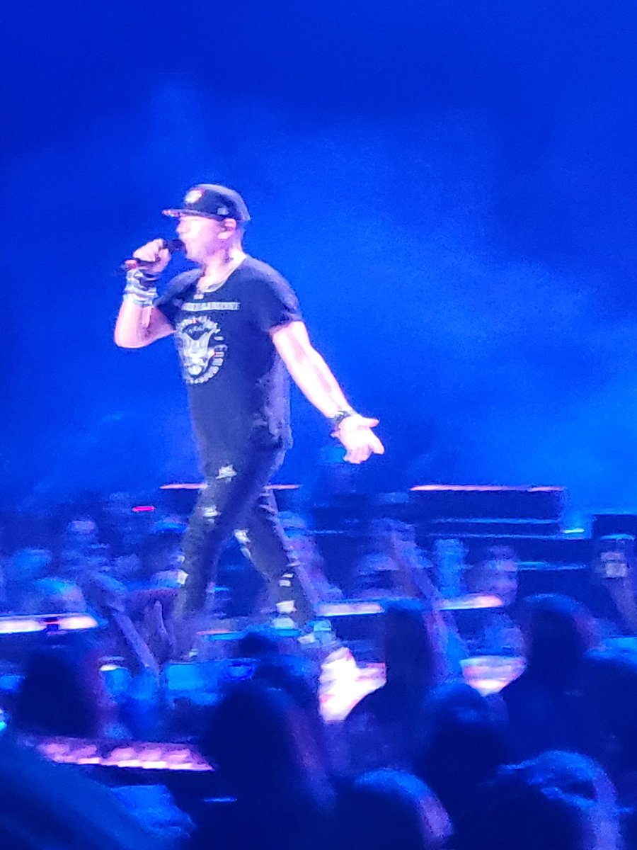 jacqs30's tweet photo. Another great show from @DonnieWahlberg and @NKOTB!! #nkotbmixtapetour2022 https://t.co/2XjnQu4hJw