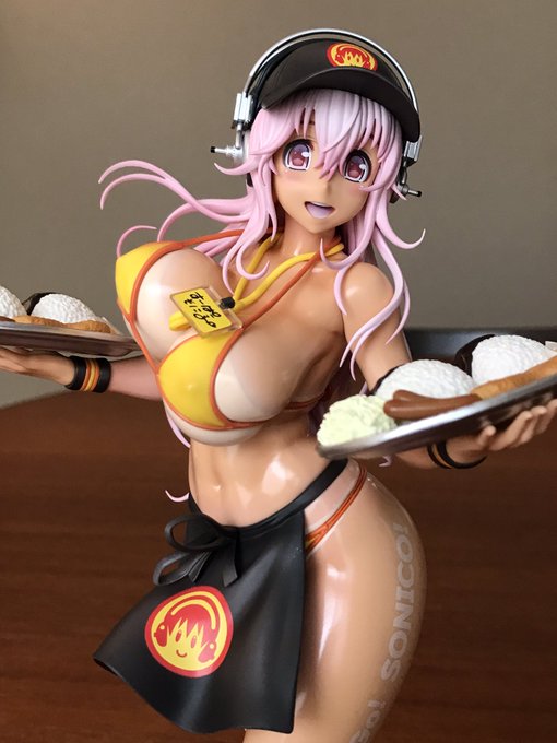 発売中のマックスファクトリーさんの新作そに子フィギュア「すーぱーそに子 ビキニウェイトレスVer.」の商品サンプルをいただきました!可愛くてテッカテカで素敵です☺️🍛 #すーぱーそに子 #supersonico 