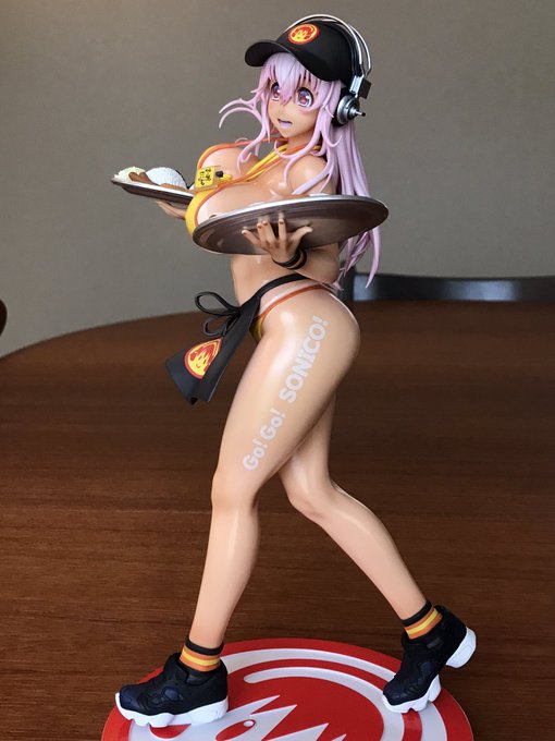 真横から見た時のしっかりした脚も大好きです。光沢の効果で程よく鍛えたそに子の腹筋も強調されて👍 