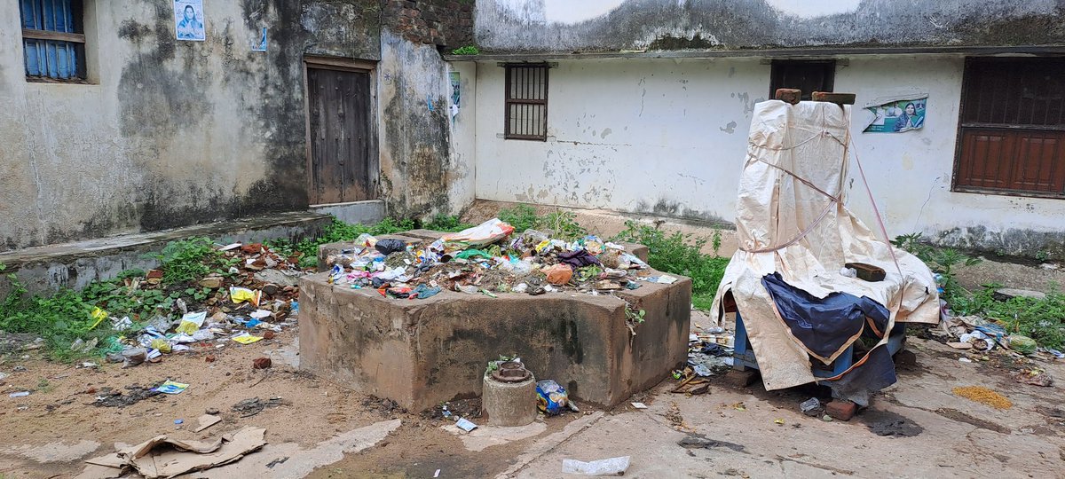 rebelsanjib7's tweet photo. ୫୫ନଂ ୱାର୍ଡର ବାମ୍ଫିସାହିର ଏ ପରିବେଶ କହୁଛି CMC ର ଦାୟିତ୍ବ ବୋଧ କଥା. ପୁରାତନ ବାମ୍ଫି ପାଲଟିଛି ଅଳିଆଗଦା 
#CMC 
@CMCCuttack @SubashSinghBJD @BiswalSouvic https://t.co/MRFn3rw2bY
