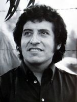 Sbamarti's tweet photo. #TheVoiceCHV Valiente Julian al Presentar "Te recuerdo Amanda "  y Victor Jara , tal como fue..👌 "ASESINADO POR LA DICTADURA MILITAR""" #AprueboFeliz #Apruebo4deSeptiembre #AprueboSinMiedo https://t.co/qN7LmgoRcn