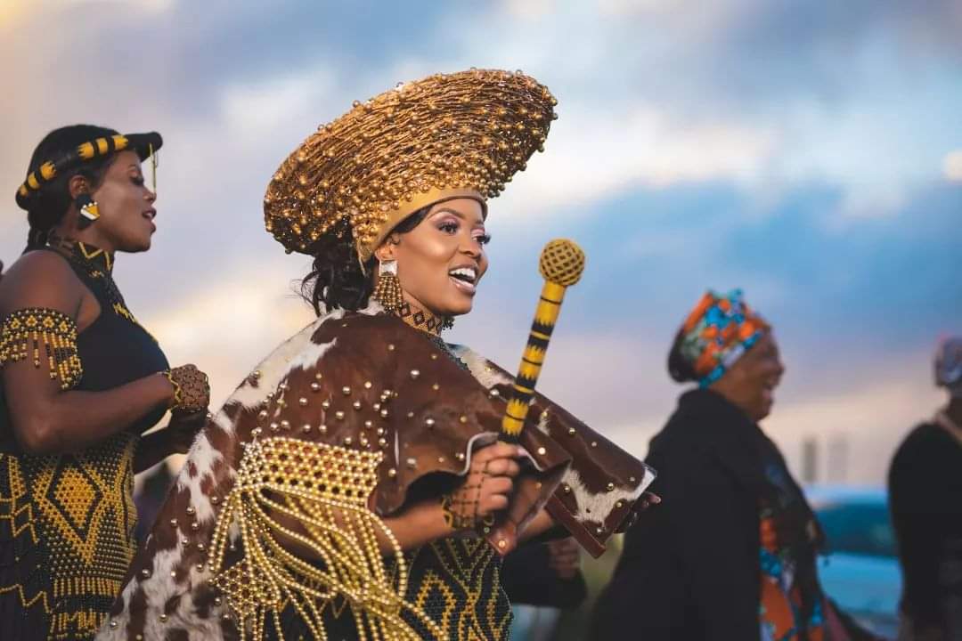 atribecalledzim's tweet photo. Umtshado❤️
👑Crown : A Tribe Called Zimbabwe
👗Cowhide cape : A Tribe Called Zimbabwe
👰🏽Mrs Xaba
#isicholo #africancrown #tribequeen #tribalfashion #africanbrides #cowhidefashion #zuluwedding #southafricawedding #kzn #africanfashion #africanwedding #handmade #madeinbulawayo https://t.co/6xbsmnYODR
