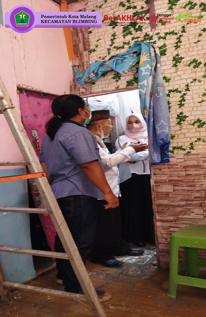 Kegiatan kunjungan Ibu Camat Blimbing di Jl. Temenggungan Ledok RW 12 Kel. Kesatrian Kec. Blimbing Kota Malang dalam rangka Bedah Rumah milik Bpk Beny RT01 RW 12 bantuan dari BAZNAS Kota Malang.