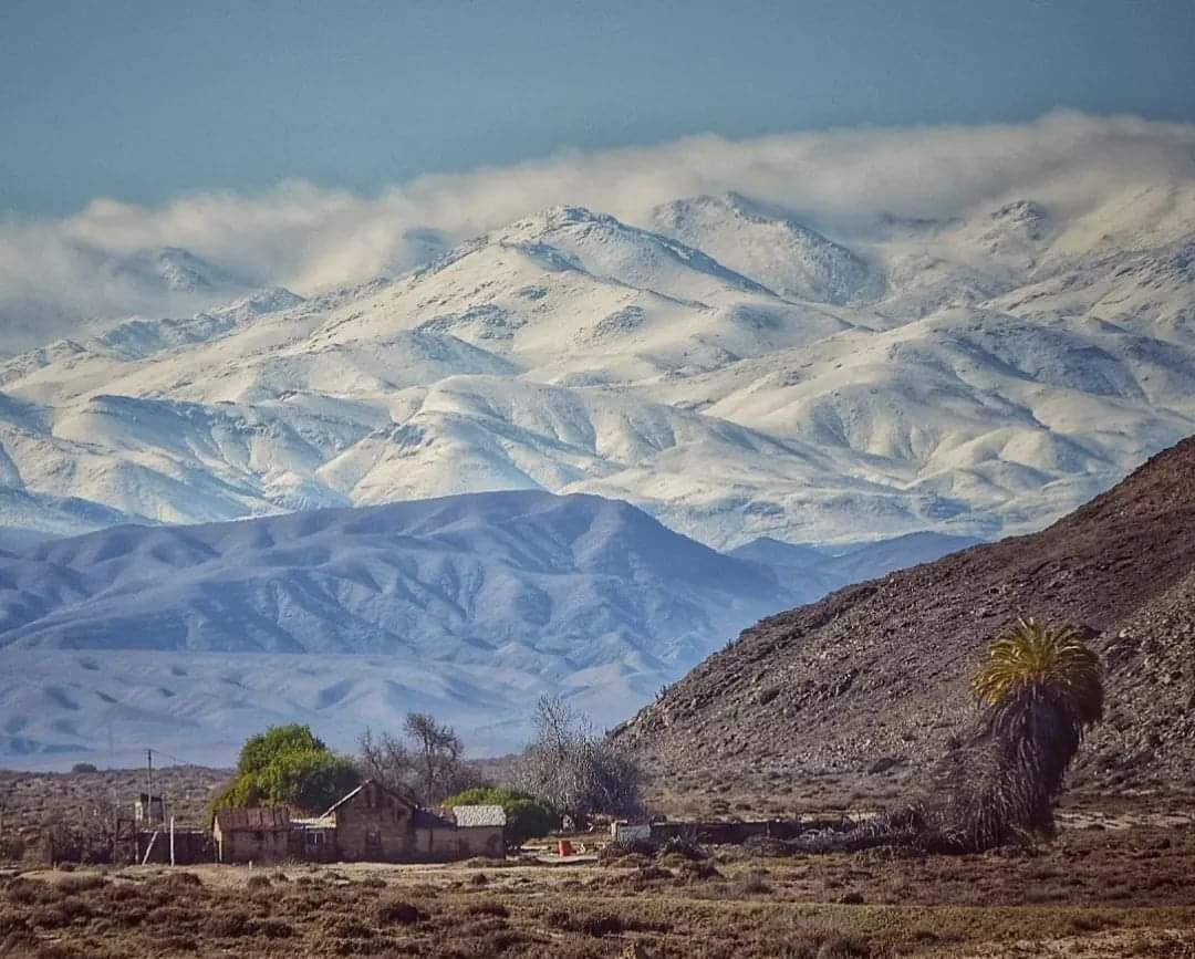 Canto de Agua, Comuna de #Huasco. De fondo la precordillera teñida de blanco.

📸 Cicloturismo Valle del Huasco
#NortedeChile