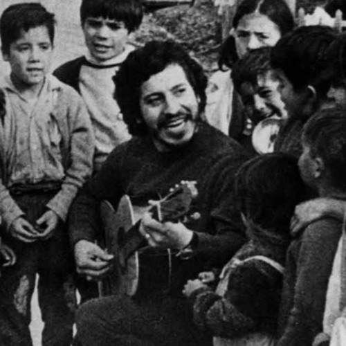 Chile_Alerta's tweet photo. Bien Julián te ganaste una foto al lado del único, grande y nuestro Victor Jara.
Claro que lo asesinó "LA DICTADURA" como a miles de inocentes, mujeres, niños, ancianos, trabajadores(as)
#TheVoiceCHV https://t.co/LA9PxC3mL2
