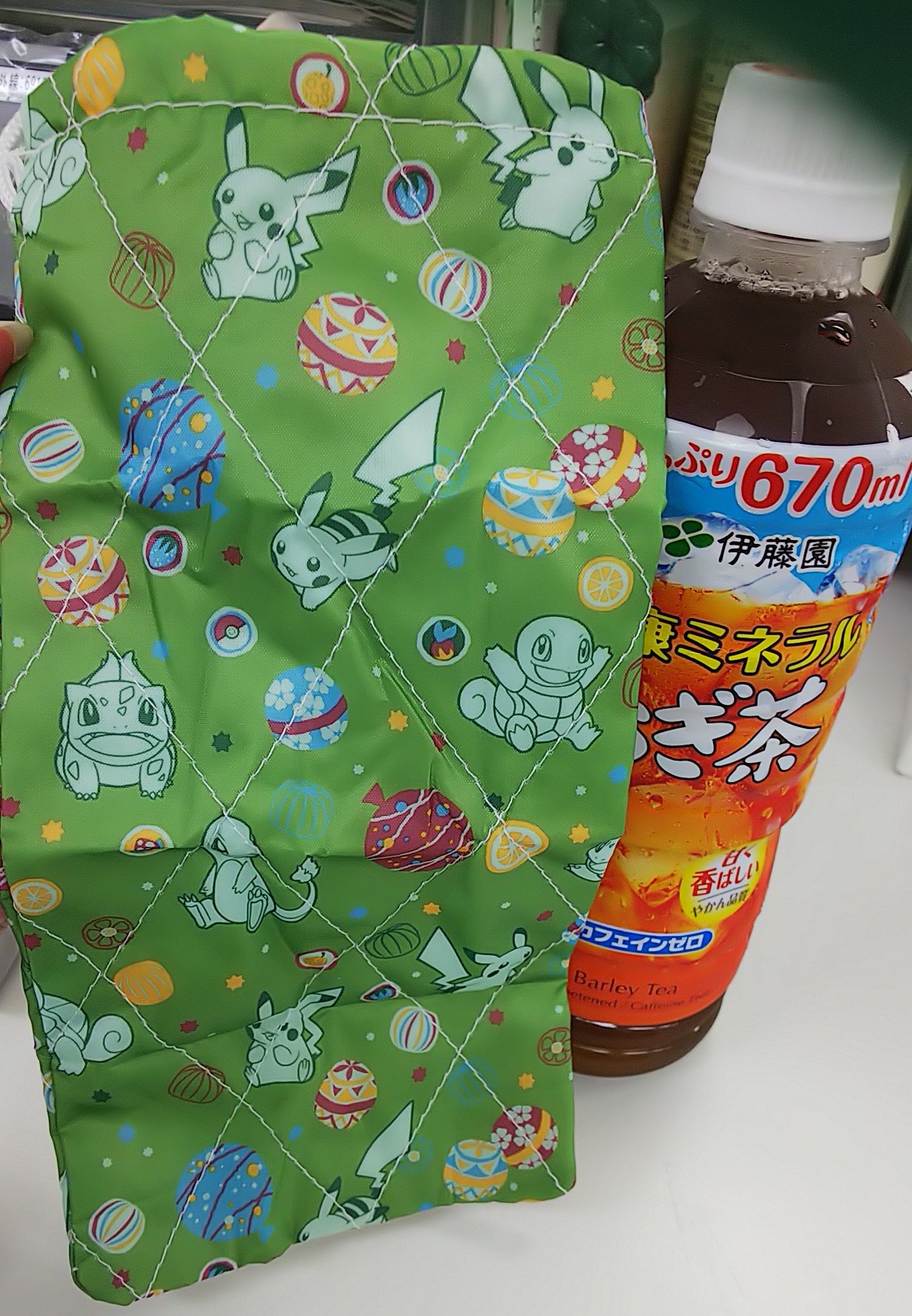 ソレイユ 伊藤園の麦茶のオマケがポケモンのペットボトルカバーだった 好きな緑色があったので すかさずgetだぜ T Co 9twg2lgwev Twitter