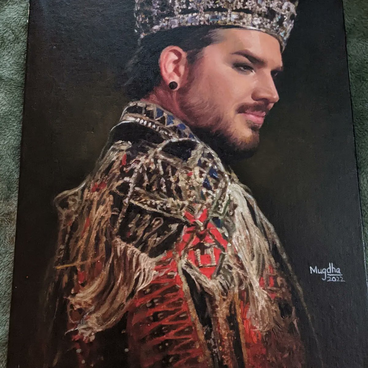 ellen_wages's tweet photo. This arrived!  Beautiful oil by @MugdhaSakpal - also tote and 4 vector pillowcase.  She can do it all. She's on IG and FB. Thanks to @dianakat13 for permission to use her gorgeous photo. #adamlambert #thecanvas https://t.co/kFcbDRhfdj