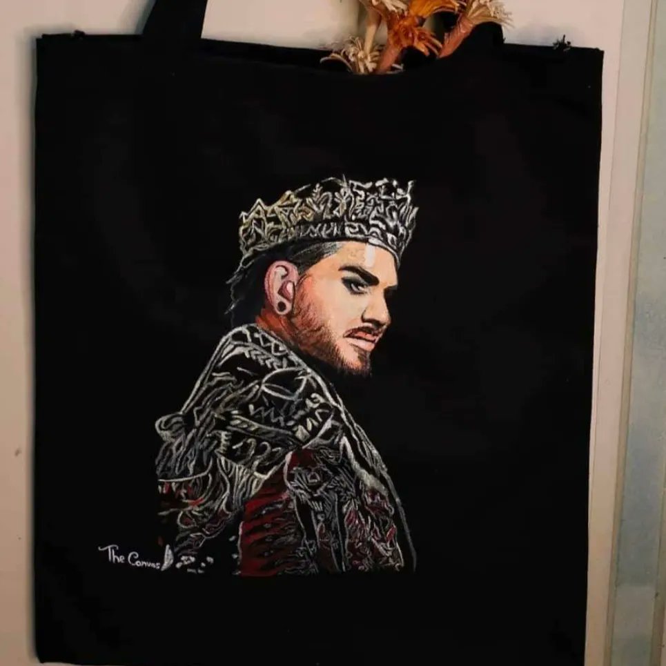 ellen_wages's tweet photo. This arrived!  Beautiful oil by @MugdhaSakpal - also tote and 4 vector pillowcase.  She can do it all. She's on IG and FB. Thanks to @dianakat13 for permission to use her gorgeous photo. #adamlambert #thecanvas https://t.co/kFcbDRhfdj