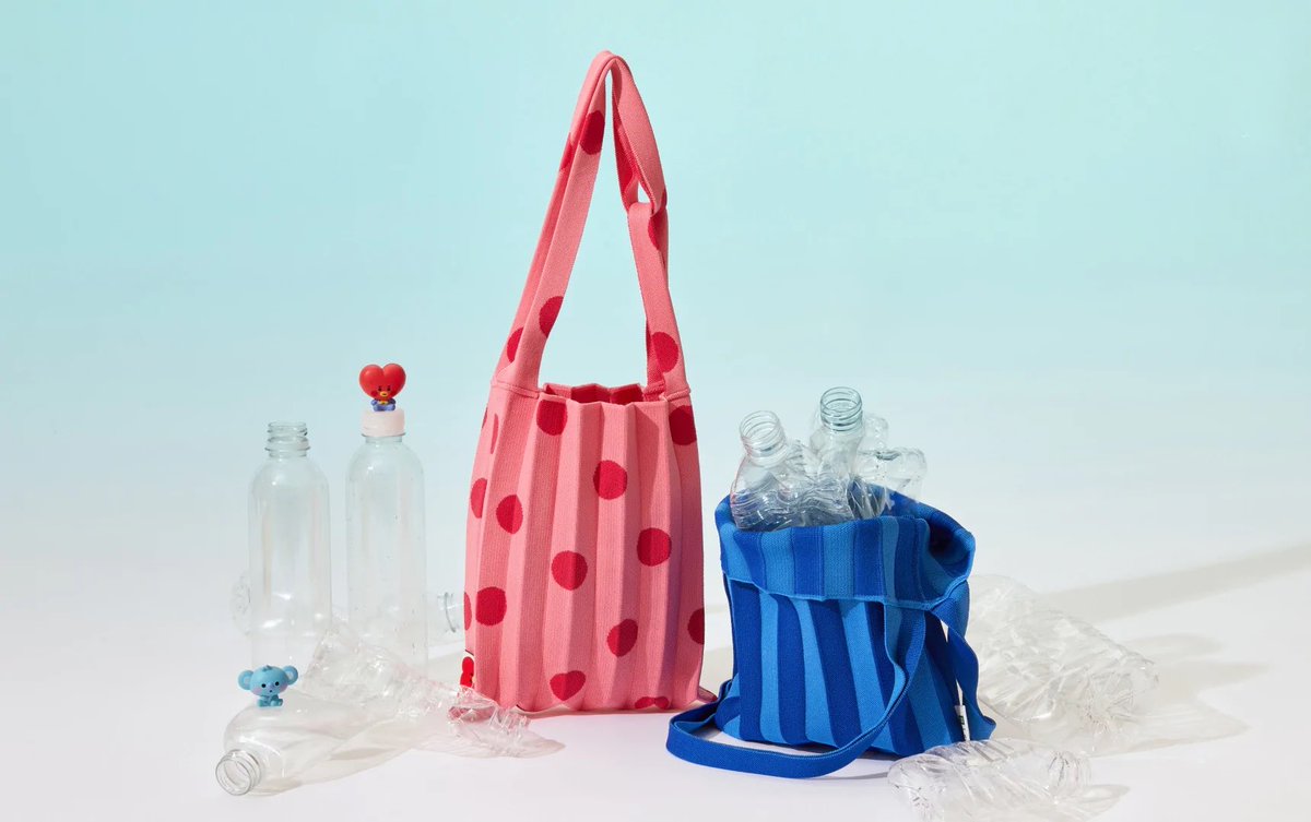 tansineofficial's tweet photo. Preorder : BT21 With PLEATSMAMA 
Mini Shoulder Bag 💗
🌱 กระเป๋าไหมพรม ผลิตจากขวดพลาสติก เป็นมิตรกับสิ่งแวดล้อม ซักได้ พับตามรอยได้ ไม่เสียทรงค่ะ
🔆 ขนาด 250x260x250 mm.

🛩 ราคาใบละ 1,790.- (มัดจำ 1,000.-)
💖 ค่าส่งในไทย 60.-

#pleatsmama #bt21 #ตลาดนัดบังทัน #ตลาดนัดkpop https://t.co/DymfJrKXsX