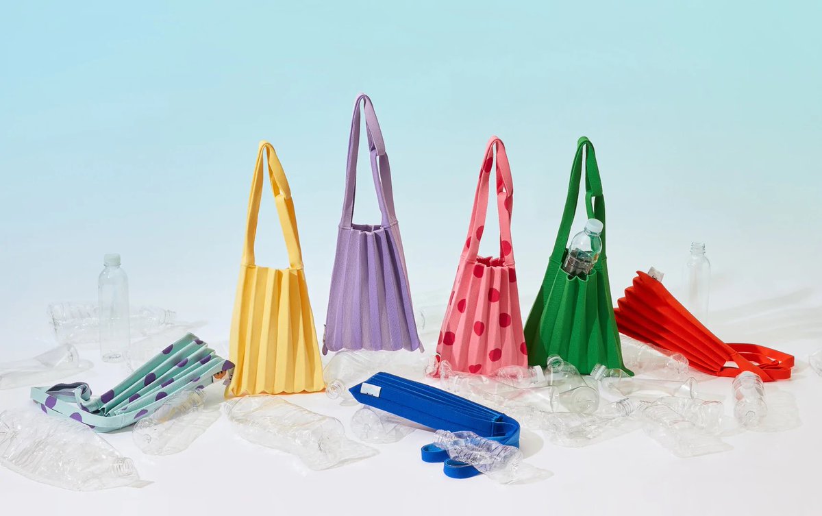 tansineofficial's tweet photo. Preorder : BT21 With PLEATSMAMA 
Mini Shoulder Bag 💗
🌱 กระเป๋าไหมพรม ผลิตจากขวดพลาสติก เป็นมิตรกับสิ่งแวดล้อม ซักได้ พับตามรอยได้ ไม่เสียทรงค่ะ
🔆 ขนาด 250x260x250 mm.

🛩 ราคาใบละ 1,790.- (มัดจำ 1,000.-)
💖 ค่าส่งในไทย 60.-

#pleatsmama #bt21 #ตลาดนัดบังทัน #ตลาดนัดkpop https://t.co/DymfJrKXsX