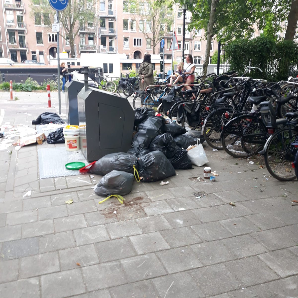 Het advies is aangenomen! Dit betekent dat er meer handhaving komt speciaal voor Amsterdam West. Mocht je dus zien dat de bakken/containers vol zitten laat het ons weten en dan geven wij het door. Tag dit account of <a href="/hansjpmol/">Hans Mol</a>. Samen zorgen wij voor een #schoonamsterdamwest