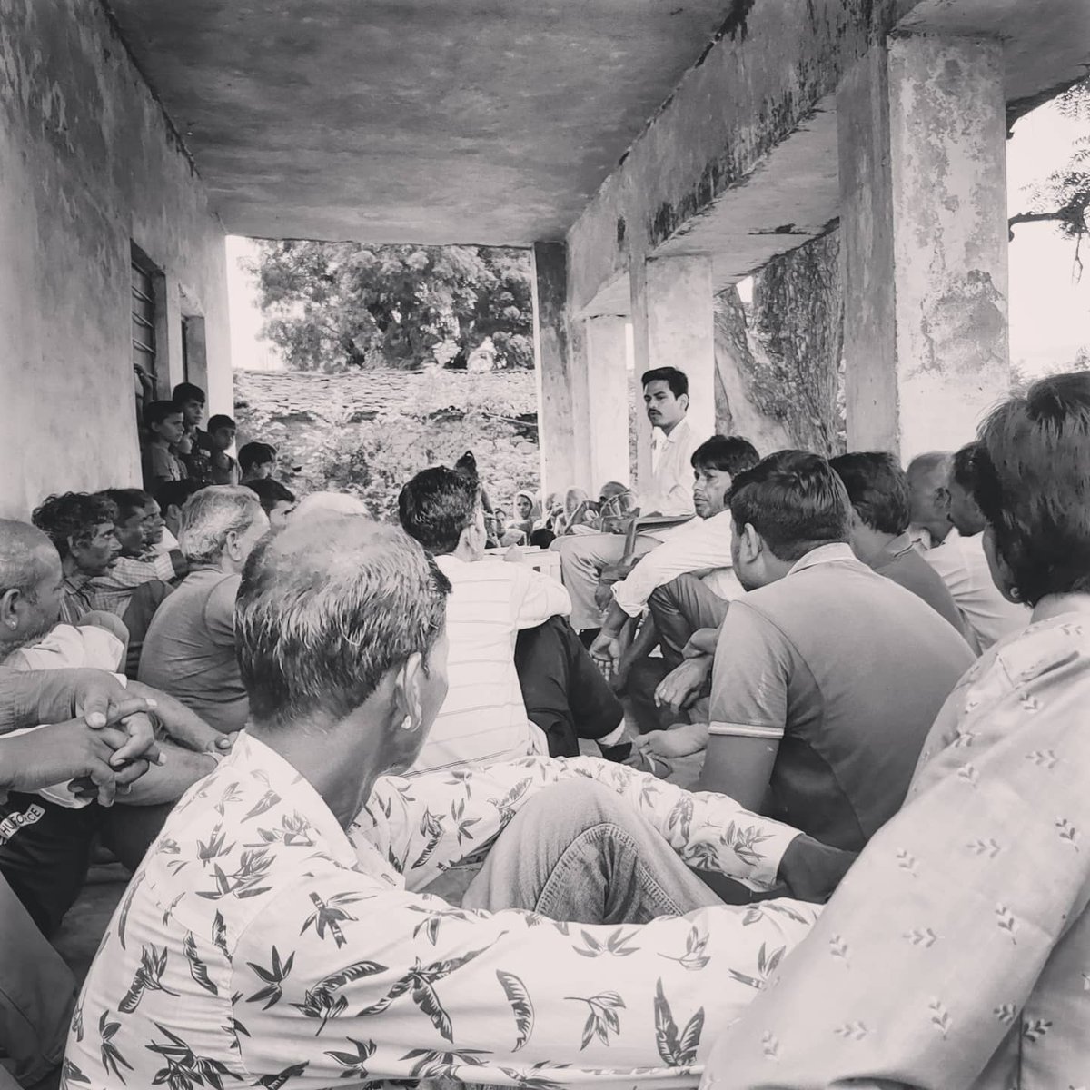 PSPanarwa's tweet photo. राजघरानों में पुनः जागती जन आस्था;

न्याय व उचित फैसले की आस में आए परिवादियों की सौभाग्यपूर्वक उपस्थिति दर्ज करवा आज पानरवा रावले के बाहर बने सामुदायिक भवन में 'जन सभा' द्वारा शांति-सौहार्द व मर्यादित रूप से एक बड़े पारिवारिक विवाद को सुलझाया गया।
जय क्षात्र धर्म
जय संघ शक्ति 🙏 https://t.co/xFIegnRUZp