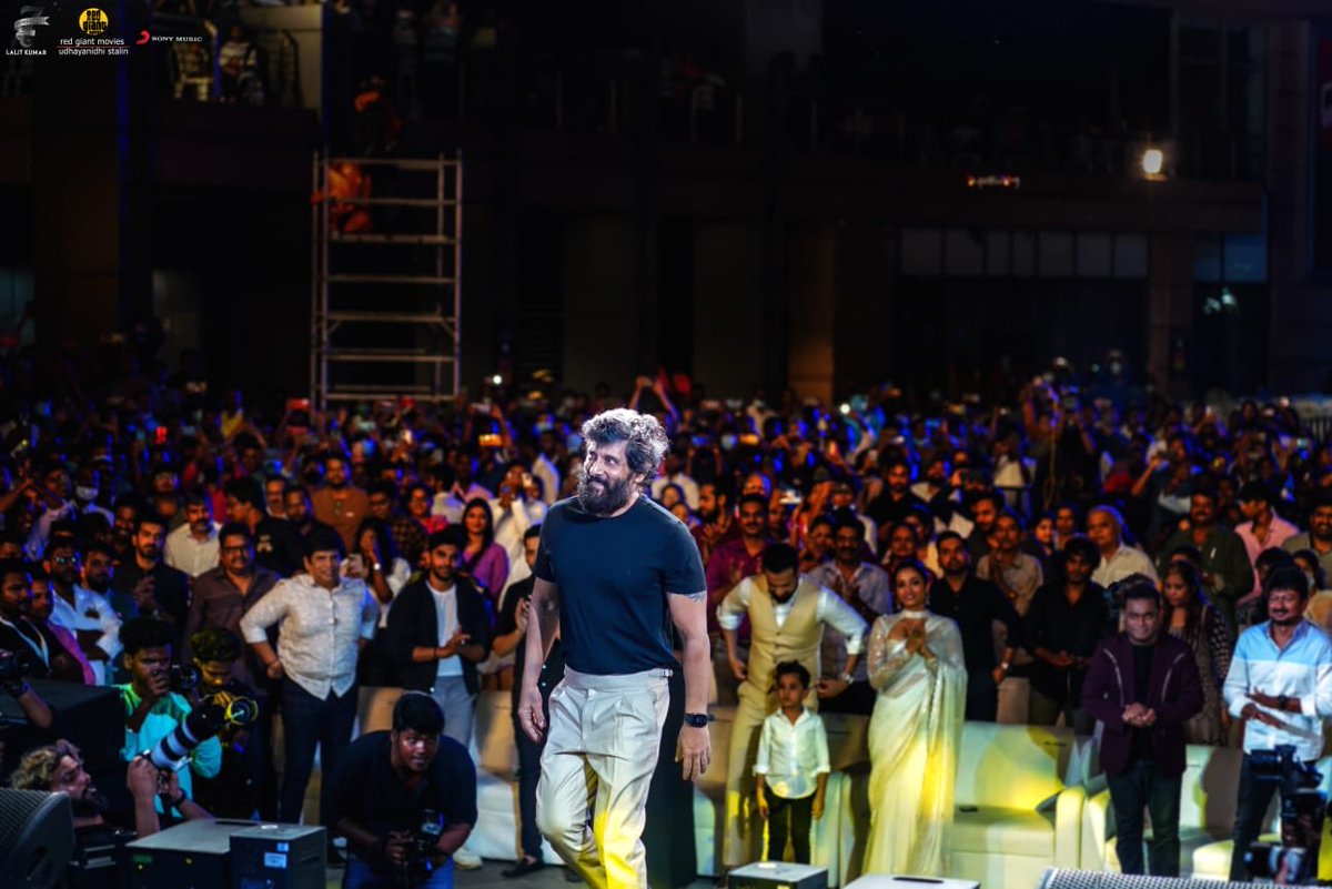 LMKMovieManiac's tweet photo. Standing ovation from all as #ChiyaanVikram goes up on stage. Nice pic from the #CobraAudioLaunch 👌 https://t.co/93Egxovt4f