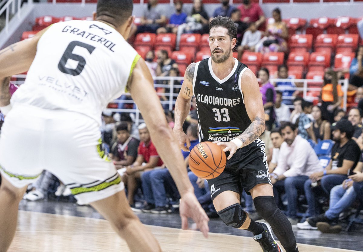 La #armaduraanzoatiguense dió un espectáculo y consiguió su segundo triunfo en la #SPB Gladiadores de Anzoátegui consiguió este martes una victoria ante Spartans de Distrito Capital 85-62 en un repleto gimnasio Luis Ramos, Nicolás Romano fue el mejor con 17 Pts. 7 Rbt. 3 Asi.