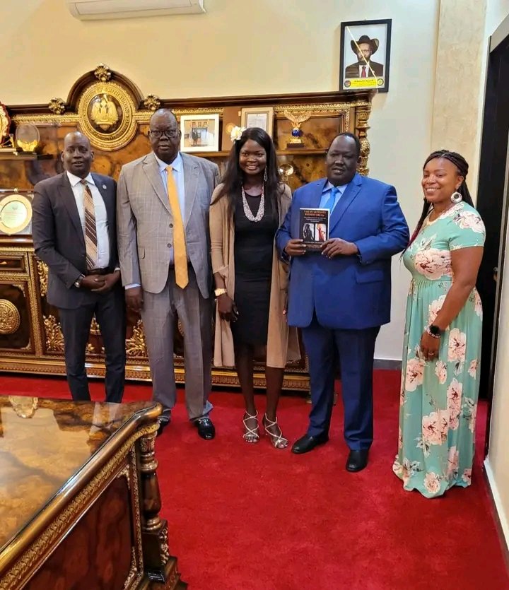 nyatongyik2021's tweet photo. It was great opportunity to meet security advisor to president Hon Tut Gatluak, (Tut Kew)
I am delighted Hon Tut supported the mission by purchasing 1300 books that will be distributed to 10 states and 3 administrative areas of south Sudan 🇸🇸 in schools #ssot
#Nyajuok #IMWD https://t.co/re7PJolP1M