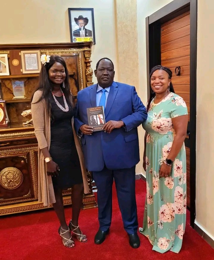 nyatongyik2021's tweet photo. It was great opportunity to meet security advisor to president Hon Tut Gatluak, (Tut Kew)
I am delighted Hon Tut supported the mission by purchasing 1300 books that will be distributed to 10 states and 3 administrative areas of south Sudan 🇸🇸 in schools #ssot
#Nyajuok #IMWD https://t.co/re7PJolP1M
