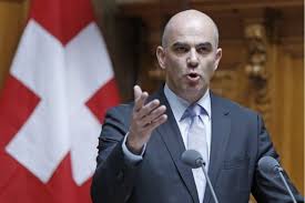 Alain Berset costretto ad atterrare mentre volava in Francia su monomotore #Svizzera #WeAreSwissAbroad - svizzeri.ch/2022/07/13/ala…