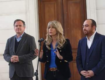 HctorQuijada10's tweet photo. Tan fácil se les hace defender la Constitución de un dictador
Tan fácil se les hace llamarse de centro izquierda mientras defienden una Constitución nacida en dictadura que impone el modelo neoliberal
Tan fácil se les hace mentir.
Tan fácil
Tan fácil...  
#ToleranciaCero-
L Raq. https://t.co/sSNQLH4Xru