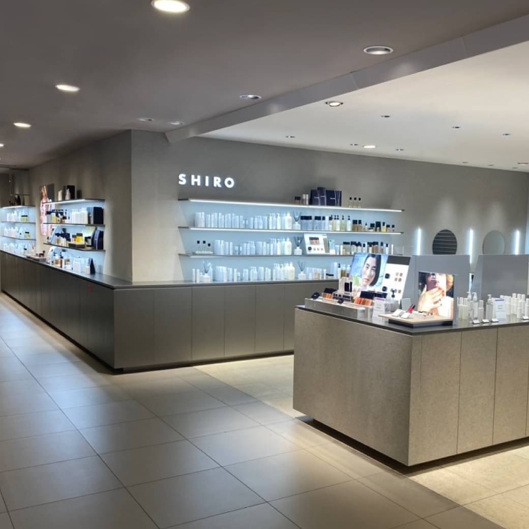 shiro__official's tweet photo. 【本日リニューアルオープン】SHIRO博多阪急店
店内の大きな窓から、たくさんの人が駅と街を行き交うコンコースが見えるようになっており、店舗の中と外の空間を繋ぎ、思わず足を運びたくなる店舗へとリニューアルいたしました。

#SHIRO #SHIROskincare #SHIROmakeup #SHIROfragrance #SHIROperfume https://t.co/AzO9Lehbt9