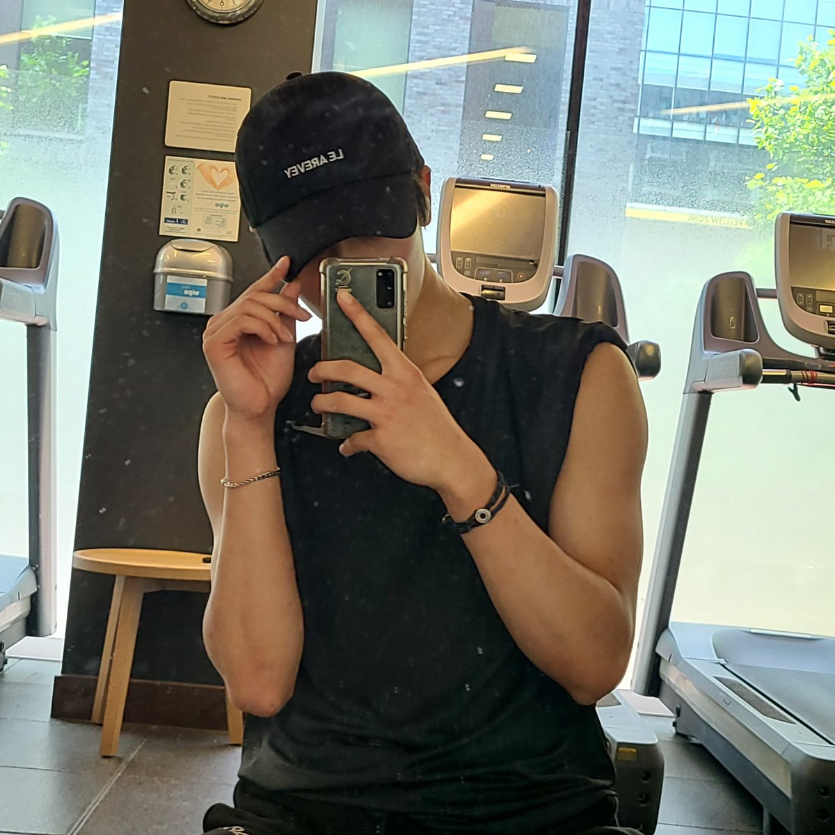 yountae's tweet photo. The last day in England is for exercise. 🙃 https://t.co/KYY3RNspO9