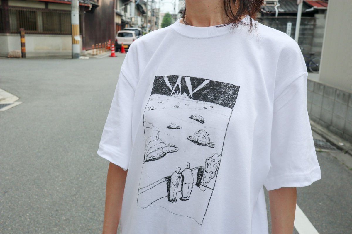 【物販情報】幻灯劇場『鬱憤』
オリジナルTシャツを会場にて販売します！

『鬱憤』メインビジュアル（イラスト 平田基さん）ラフ案Tシャツです。
価格 2,500円
サイズ S/M/L（写真はLサイズ着用）
公演詳細:
gentou-gekijou.themedia.jp/pages/1775317/… #音楽劇鬱憤